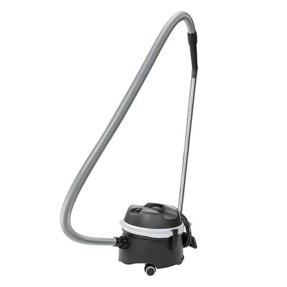 TASKI go från Diversey Deutschland GmbH & Co. OHG är en strömlinjeformad dammsugare med enkel och funktionell design i svart och grått. Den innehåller viktiga komponenter som en sugslang, en metallstång och ett dammunstycke för effektiv rengöring. Dess hjul möjliggör enkel manövrerbarhet samtidigt som de ger en kraftfull men ändå tyst drift.