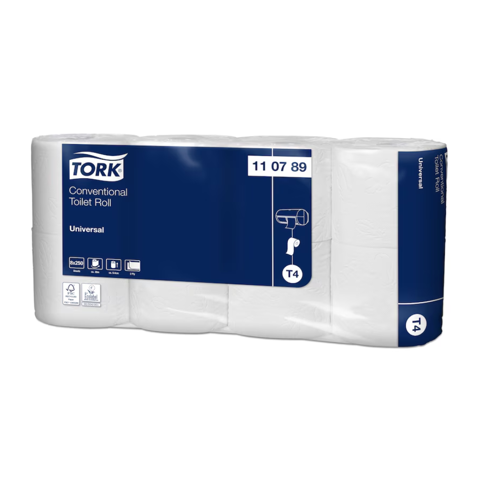 Tork 110789 smårull-toalettpapper Universal T4, en 2-lagers toalettpappersrulle i kartongförpackning med 64 rullar per kartong, bär Tork-logotypen och produktinformation samt hållbarhetscertifikat. Dess blå-vita design understryker dess kostnadseffektivitet.