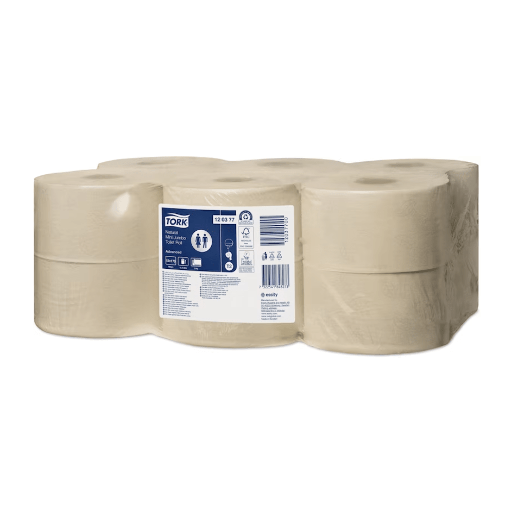 En kartong med 12 rullar Tork 120377 Natur Mini Jumbo Toalettpapper Advanced T2, förpackad i transparent plast och försedd med en blå-vit etikett med produktsymboler, består av återvunna fibrer. Som en del av varumärket Essity Professional Hygiene Germany GmbH är detta toalettpapper kompatibelt med Tork-dispenser och erbjuder praktiska toalettlösningar.