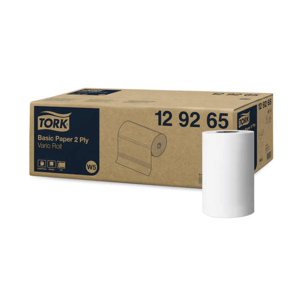 Visas är en stor kartong med texten "Tork 129265 Standard-Papperstorkdukar Universal W5 2-lagers" från TORK – Essity Professional Hygiene Germany GmbH. Bredvid finns en enstaka vit rulle, känd för sin höga absorptionsförmåga och erbjuder en kostnadseffektiv lösning för det dagliga behovet.