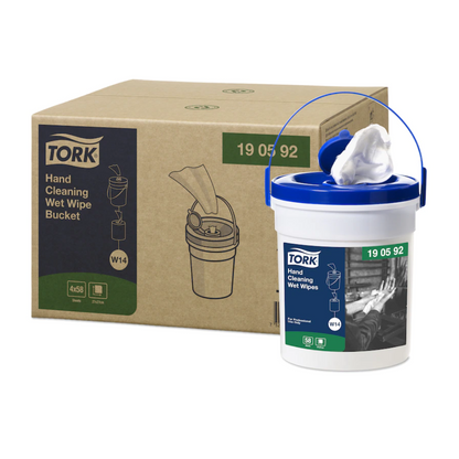 Bilden visar en vit hink Tork 190592 våtservetter för handrengöring Premium W14 1-lagers från TORK – Essity Professional Hygiene Germany GmbH med blått lock och bärhandtag. Från ovansidan sticker en synlig servett ut, som är idealisk för handrengöring utan vatten. Bakom döljer sig en kartong med produktdetaljer och illustrationer som betonar den professionella kvaliteten.