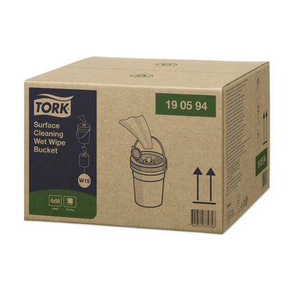 Ein Karton mit Tork 190594 feuchten Oberflächenreinigungstüchern Premium W15 1-lagig von TORK – Essity Professional Hygiene Germany GmbH zeigt auf der Seite ein Bild eines Eimers mit Feuchttüchern. Die Verpackung ist mit Produktdetails und einem Barcode beschriftet, wodurch diese hochwertigen Reinigungstücher für eine effiziente Oberflächenreinigung hervorgehoben werden.