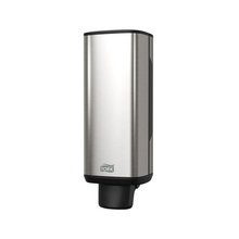 Der Tork 460010 Spender für Seifen und Händedesinfektionsmittel von TORK – Essity Professional Hygiene Germany GmbH verfügt über ein schlankes, rechteckiges Edelstahldesign mit einer raffinierten schwarzen Düse an der Unterseite und dem „Tork“-Logo in der Nähe der Basis. Seine moderne Ästhetik hebt sich wunderbar von einem weißen Hintergrund ab und macht ihn perfekt zum Ausgeben von Seife und Händedesinfektionsmitteln.