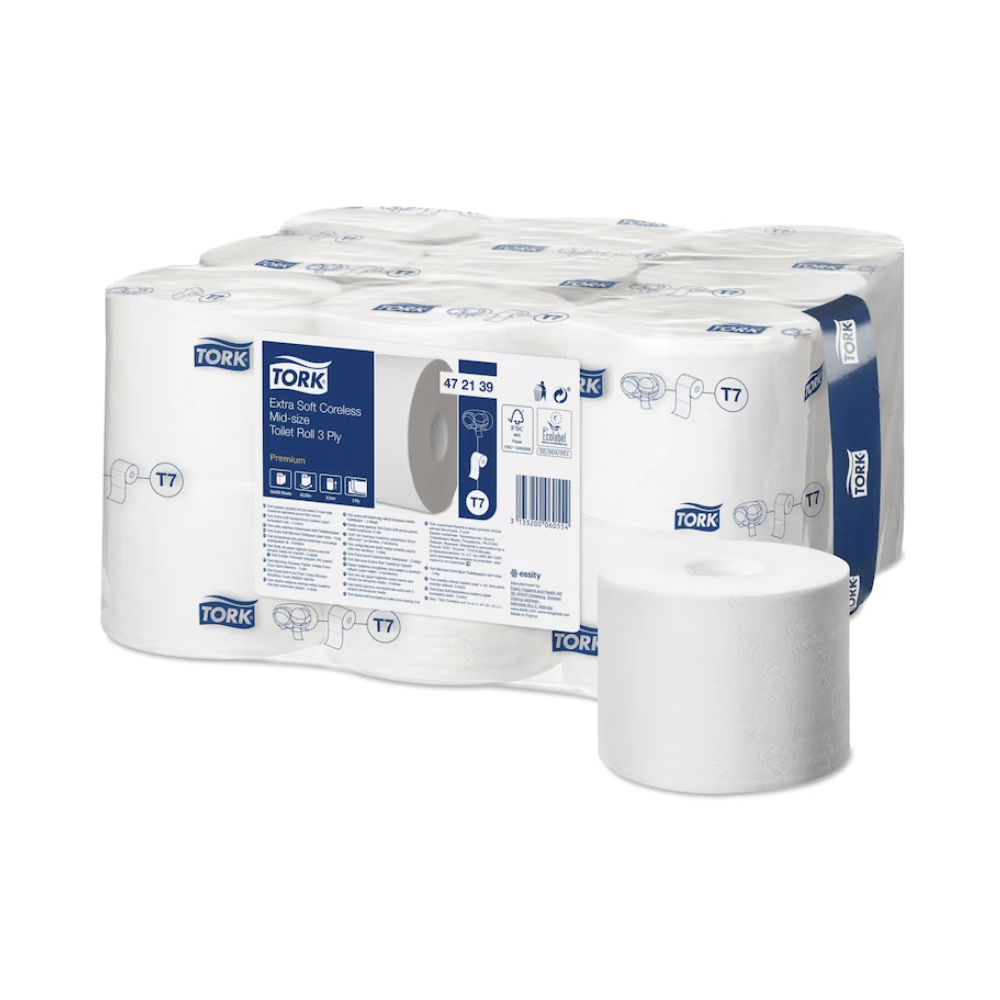 Ett paket Tork 472139 Optiserve extra mjukt hylslöst Midi-toalettpapper Premium T7 3-lager från TORK - Essity Professional Hygiene Germany GmbH innehåller flera hylslösa rullar med produktnamn och logotyp. En enskild Premium T7-rulle är elegant placerad framför.