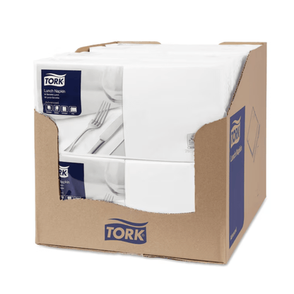 Utställd är en öppen kartong som innehåller flera paket Tork 477149 lunchservetter Vit Advanced 1/4-vikning 2-lager. Både på kartongen och på servettförpackningen syns Tork-logotypen tydligt och betonar deras miljövänliga design.