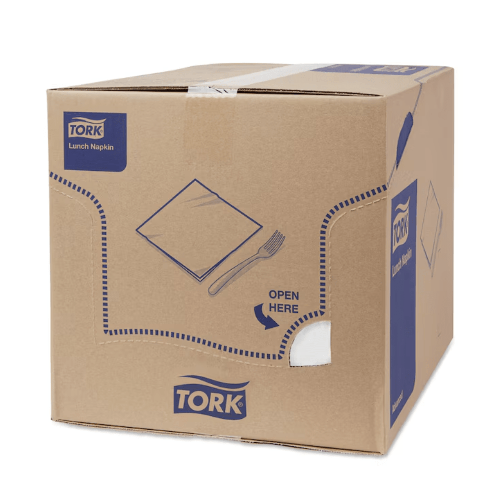 En stor kartong med texten "Tork 477149 lunchservetter Vit Advanced 1/4-vikning 2-lager" visar logotypen för TORK – Essity Professional Hygiene Germany GmbH. Den blåvita förpackningen betonar miljövänligheten hos de tvålagers lunchservetterna och har en "Öppna här"-anvisning samt en perforerad öppning på framsidan.