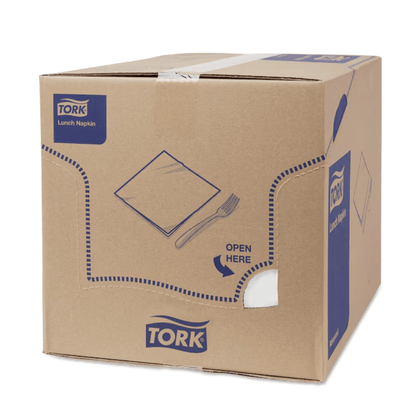 En stor kartong med texten "Tork 477149 lunchservetter Vit Advanced 1/4-vikning 2-lager" visar logotypen för TORK – Essity Professional Hygiene Germany GmbH. Den blåvita förpackningen betonar miljövänligheten hos de tvålagers lunchservetterna och har en "Öppna här"-anvisning samt en perforerad öppning på framsidan.