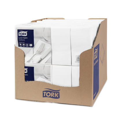 En kartong innehåller förpackningar Tork 477402 lunchservetter vit 1/8-vikning 2-lager. På utsidan syns produktbilder och TORK-varumärket. Inuti ligger de prydligt ordnade vita 1/8-vikta servetterna elegant bredvid bestick.