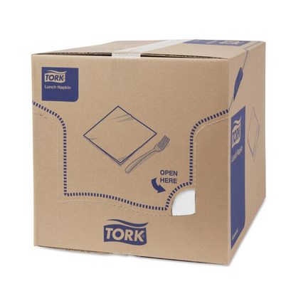 Kartong med texten "Tork 477402 lunchservetter vit 1/8-vikning 2-lager | Kartong (10 förpackningar)" från TORK – Essity Professional Hygiene Germany GmbH, med bilder av en servett och bestick. Perforerade linjer visar var förpackningen ska öppnas, som är förseglad med vitt tejp. Dessa industriellt komposterbara servetter erbjuder komfort och hållbarhet vid varje användning.