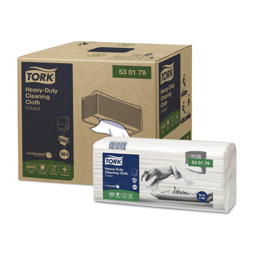 Bilden visar en låda och en förpackning med Tork 530179 Extra-Starka Rengöringsdukar Premium W4, tillverkade av Essity Professional Hygiene Germany GmbH. En hand syns använda dessa slitstarka rengöringsdukar, som är idealiska för att ta bort olja och fett. Både förpackningen och lådan har en grön etikett med produktnumret 53 01 79 samt miljömärken och information om exelCLEAN®-teknologin.