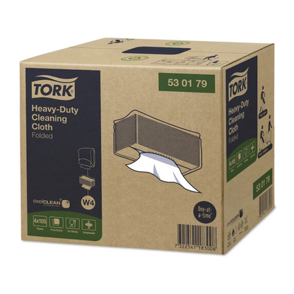 Utställd är en kartong med Tork 530179 Extra-Starka Rengöringsdukar Premium W4 med exelCLEAN®-teknologi, vars dispenseröppning visar en delvis utdragen duk. Kartongen innehåller produktinformation och symboler som framhäver dukens lämplighet för tunga rengöringsuppgifter och borttagning av olja och fett. Produkten erbjuds av TORK - Essity Professional Hygiene Germany GmbH.