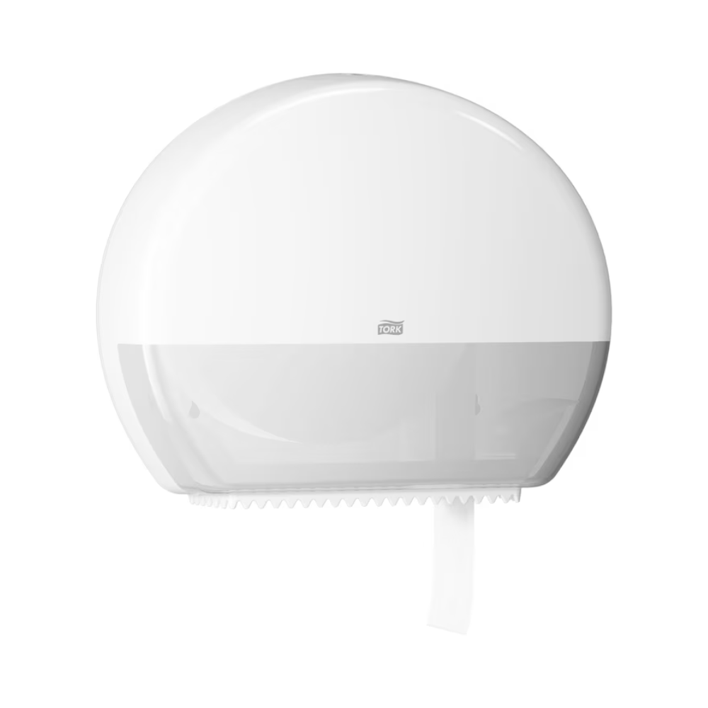 Tork 554000-dispensern för jumbo-toalettpapper Elevation T1 från TORK, tillhandahållen av Essity Professional Hygiene Germany GmbH, är en vit, väggmonterad toalettpappersdispenser med en genomskinlig nedre del. Den är designad för toaletter med hög trafik (toaletter med hög besöksfrekvens) för att effektivt övervaka jumbo-toalettpappersrullen inuti.