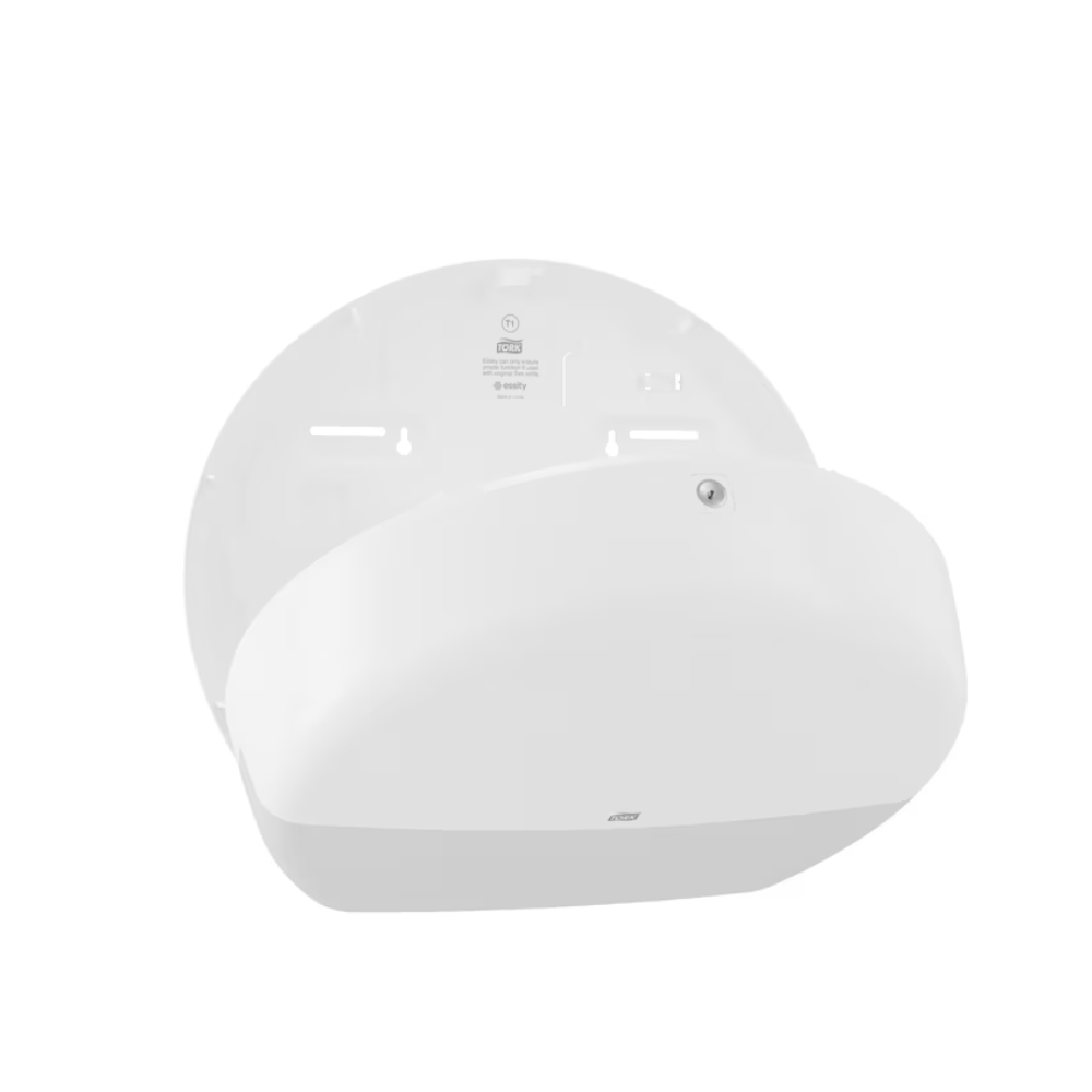 Tork 554000-dispensern för jumbo-toalettpapper Elevation T1, designad för toaletter med hög besöksfrekvens, är en vit, väggmonterad dispenser med rundat lock. Dispensern visas öppen för att visa sitt inre fack, som har skåror och hål för enkel installation. Den är ett utmärkt val för effektiv hantering av jumbo-toalettpapper.