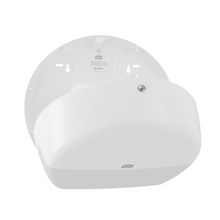 Der Tork 555000 Spender für Mini Jumbo Toilettenpapier Elevation T2 von TORK - Essity Professional Hygiene Germany GmbH verfügt über ein schlankes, geschwungenes Elevation-Design mit einem Schlüsselschloss an der Vorderseite. Er verfügt über Schraubenlöcher für eine einfache Installation und zeigt ein Logo auf der Vorderseite, das Ihren Raum mit moderner Eleganz ergänzt.