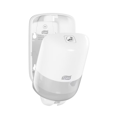 Der Tork 561000 Mini Spender für Flüssigseife Elevation S2 von TORK - Essity Professional Hygiene Germany GmbH ist ein eleganter weißer Wandspender mit offener Frontabdeckung im eleganten Elevation Design. Er verfügt über ein Schloss und ein Logo auf der Vorderseite und eignet sich daher perfekt zum effizienten Aufbewahren und Ausgeben von Flüssigseife-Hygieneprodukten.