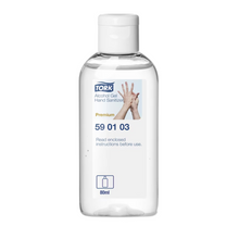 Die Tork 590103 Händedesinfektionsgel Premium-Flasche besteht aus klarem Kunststoff und hat einen weißen Klappverschluss. Das Etikett enthält den Begriff „Händedesinfektionsgel“, eine Abbildung von Händen, und gibt an, dass es 80 ml mit 80 % Alkohol enthält. Anweisungen zur chirurgischen Händedesinfektion sind als Referenz vor der Verwendung enthalten. Das Produkt ist Teil von TORK von Essity Professional Hygiene Germany GmbH.