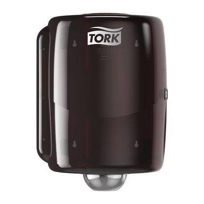Tork 653008 Maxi inre rullhållare Performance W2 från Essity Professional Hygiene Germany GmbH imponerar med en slank, rundad design med ett stänkskyddat lock. Den framträdande Tork-logotypen på ovansidan understryker dess prestandadesign.