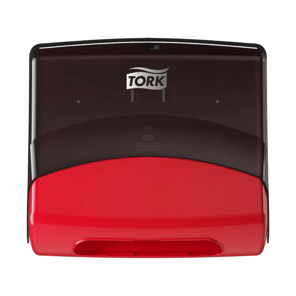 En Tork 654008 singelhanddukdispenser Performance W4 pappershanddukdispenser är monterad på en vit vägg. Den övre delen är svart och den nedre röd. Tork-logotypen, som är kopplad till Essity Professional Hygiene Germany GmbH, visas i vitt på det svarta området.