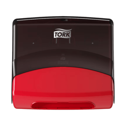 En Tork 654008 singelhanddukdispenser Performance W4 pappershanddukdispenser är monterad på en vit vägg. Den övre delen är svart och den nedre röd. Tork-logotypen, som är kopplad till Essity Professional Hygiene Germany GmbH, visas i vitt på det svarta området.