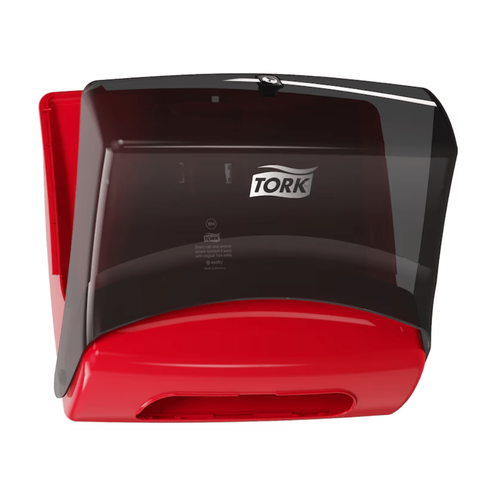 På väggen är en Tork 654008 singelhanddukdispenser Performance W4 från Essity Professional Hygiene Germany GmbH monterad i färgerna rött och svart. Dess transparenta svarta lock ger en bra insyn till torkrullen inuti och är därför idealisk för professionell rengöring.