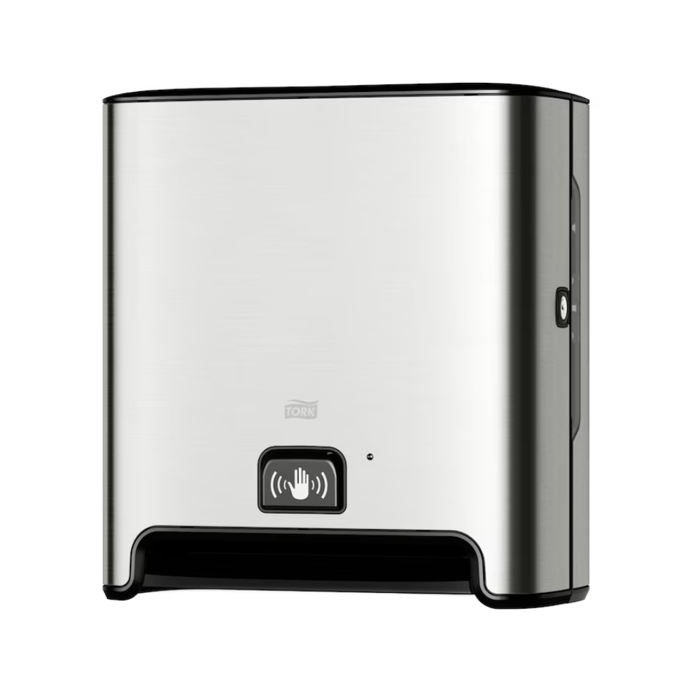 En TORK Tork Matic® 460001 sensorsdispenser för rullhanddukar Image Line i rostfritt stål för väggmontering med sensor H1 | Förpackning (1 stycke) med svart bas och sensorindikatorsymbol på framsidan. Denna dispenser, som är utformad för beröringsfri enkelbladutmatning, har ett modernt, enkelt utseende och använder rullhanddukar för att säkerställa en hygienisk upplevelse.