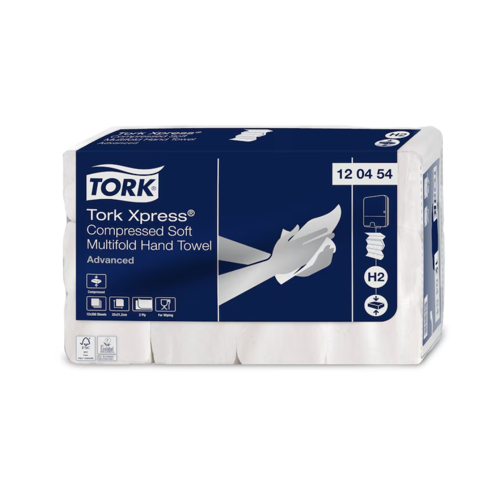 Packung mit Tork Xpress® 120454 Komprimierte Weiche Multifold-Handtücher. Die Verpackung ist blau-weiß gestaltet und zeigt Bilder, die die Verwendung der Handtücher demonstrieren und so die Nachhaltigkeit betonen. Der Produktcode 12 04 54 ist deutlich sichtbar. Marke: TORK - Essity Professional Hygiene Germany GmbH.