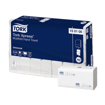 Ein Bild zeigt eine Packung Tork Xpress® 150100 Multifold-Handtücher Universal H2, hergestellt von TORK – Essity Professional Hygiene Germany GmbH. Die blau-weiße Verpackung mit dem Produktcode 15 01 00 unterstreicht ihr hervorragendes Preis-Leistungs-Verhältnis. Vor der Packung befindet sich ein Stapel dieser einlagigen, faltbaren Handtücher.