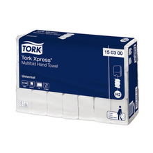 Vorgestellt werden die Tork Xpress® 150300 Multifold-Handtücher Universal H2, ein Produkt der TORK – Essity Professional Hygiene Germany GmbH. Die blau-weiße Verpackung betont Details wie die Kompatibilität mit dem H2-System, mit sechs Bündeln Handtüchern pro Packung und einem benutzerfreundlichen Design, das hervorragende Hygiene garantiert.
