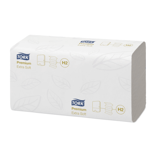 Produkten som presenteras är en rektangulär förpackning med Tork Xpress® 100297 extra mjuka Multifold-handdukar H2 i vit förpackning med ett diskret bladmönster. Orden ”Tork Xpress®” och ”H2” är tryckta i blått och guld och återspeglar den högsta kvaliteten från TORK – Essity Professional Hygiene Germany GmbH.