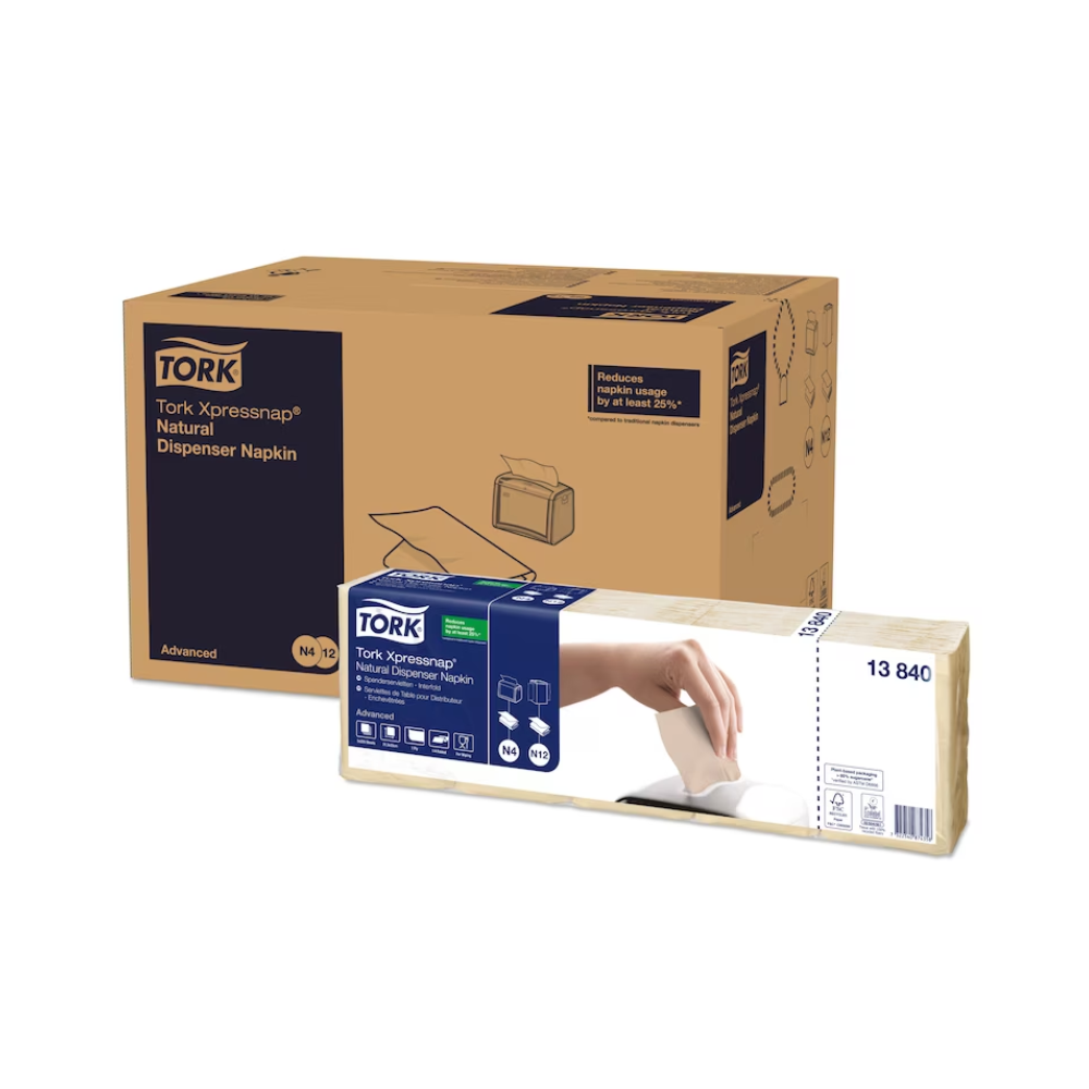 I en kartong med texten „Tork Xpressnap® 13840 Dispenser Servett Natur med miljösymbol Advanced N4 1-lagers“ finns en stapel miljövänliga enlagerservetter av återvunna fibrer. En bild visar en hand som drar en servett från dispenserkartongen. Produkten är från TORK – Essity Professional Hygiene Germany GmbH.