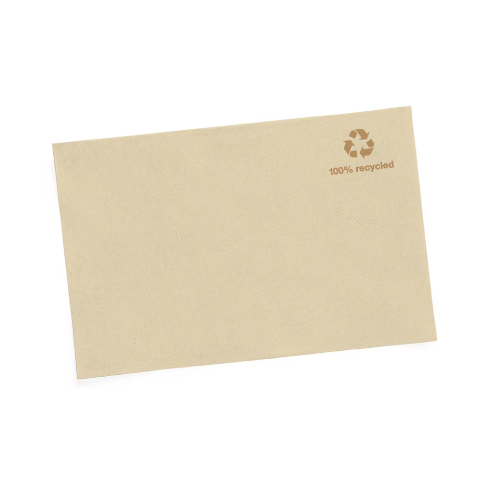 Produktbeskrivning: Tork Xpressnap® 13840 Dispenser Servett Natur med miljösymbol Advanced N4 1-lagers har en beige papperdesign med en liten återvinningssymbol och texten „100 % återvunnet“ i det övre högra hörnet. Den är tillverkad av återvunna fibrer. Den presenteras på en enkel vit bakgrund.