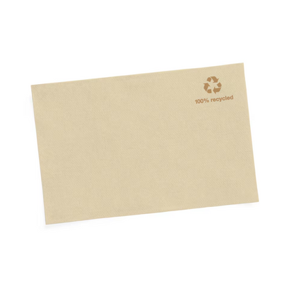 Produktbeskrivning: Tork Xpressnap® 13840 Dispenser Servett Natur med miljösymbol Advanced N4 1-lagers har en beige papperdesign med en liten återvinningssymbol och texten „100 % återvunnet“ i det övre högra hörnet. Den är tillverkad av återvunna fibrer. Den presenteras på en enkel vit bakgrund.
