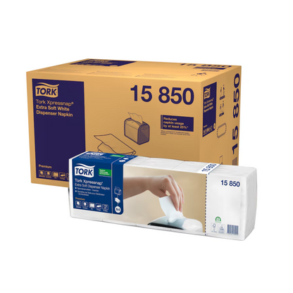 En förpackning Tork Xpressnap® 15850 Extra Soft Dispenser Servett N4 2-lager visas, bestående av en stor kartong och en mindre transparent servettförpackning. Bilden framhäver TORK-märkningen från Essity Professional Hygiene Germany GmbH och understryker deras förmåga att minska servettförbrukningen genom synliga produktdetaljer.