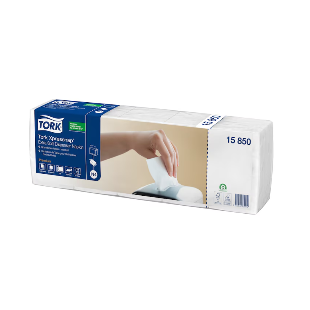 På förpackningen av Tork Xpressnap® 15850 Extra Soft Dispenser Servett N4 2-lager från Essity Professional Hygiene Germany GmbH visas en hand som drar en servett från dispensern. Den betonar egenskaper som mjukhet och hållbarhet och visar hur detta system effektivt minskar servettförbrukningen.