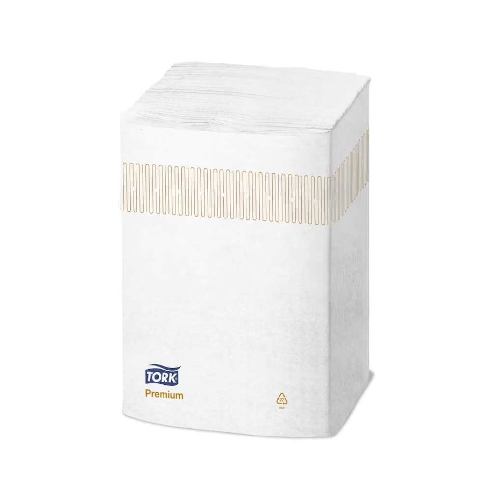 En hög med Premium Extra Soft Dispenser Servetter från Tork Xpressnap® 15850-linjen från TORK – Essity Professional Hygiene Germany GmbH är förpackad i en plastförpackning med beige randmönster och varumärkeslogotyp. Denna förpackning betonar hållbarhet med en återvinningssymbol och är ett exempel på Tork Xpressnap-design som syftar till att minska servettförbrukningen vid varje användning.