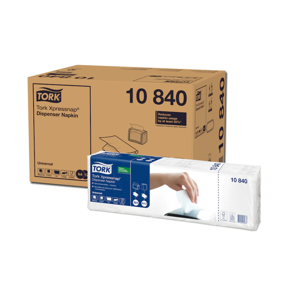 En kartong med åtta förpackningar Tork Xpressnap® 10840 Vita dispenser-servetter Universal N4 1-lagers från TORK – Essity Professional Hygiene Germany GmbH visar produktbilden. Varje förpackning betonar det enskilda servettuttaget och visar en hand som drar en servett för att lyfta fram den minskade förbrukningen och miljöfördelarna.
