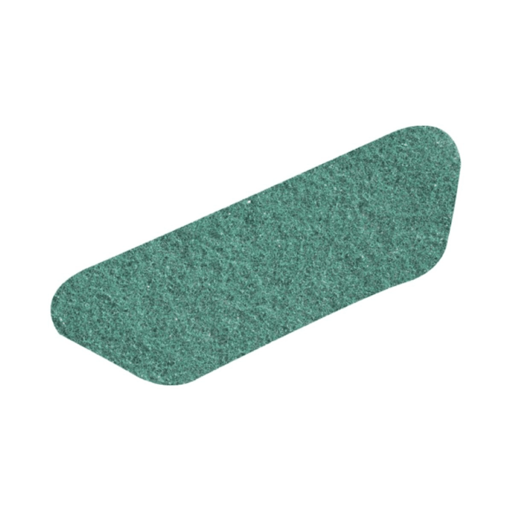 En enskild grön, oval Twister S-Pad slipremsa (45x15cm) från Diversey Deutschland GmbH & Co. OHG, från 2-packen "Twister S-Pad Grön", isolerad på vit bakgrund.
