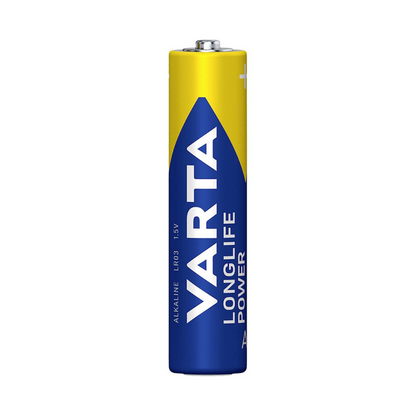 Eine einzelne Varta Longlife Power Micro AAA-Batterie. Die Batterie ist überwiegend blau mit einem großen blauen Dreieck und gelben Akzenten sowie dem Markenlogo und den Typendetails der Varta AG.
