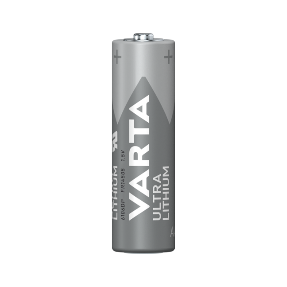 Ett enskilt Varta Ultra Lithium AA-batteri | Förpackning (4 stycken) står upprätt. Batteriet med sin metalliskt-silverfärg och den vita texten som visar dess typ och specifikationer är utformat för sport- och utomhusbruk under extrema förhållanden. Plus- och minustecknen är synliga på respektive övre och nedre ände.