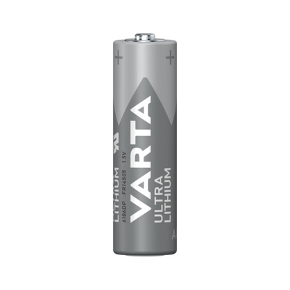 Ett enskilt Varta Ultra Lithium AA-batteri | Förpackning (4 stycken) står upprätt. Batteriet med sin metalliskt-silverfärg och den vita texten som visar dess typ och specifikationer är utformat för sport- och utomhusbruk under extrema förhållanden. Plus- och minustecknen är synliga på respektive övre och nedre ände.