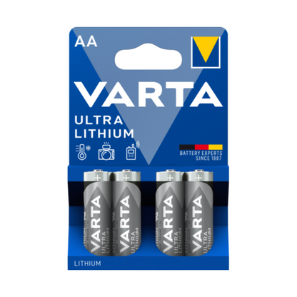 Bild einer Varta Ultra Lithium AA-batteri | Förpackning (4 stycken). Den blå förpackningen visar fyra AA litiumbatterier som är lämpliga för elektroniska enheter och kameror och därför är idealiska för sport- och utomhusbruk. Texten lyder "Batteriexperter sedan 1887" och visar en gul-blå triangel-logotyp.