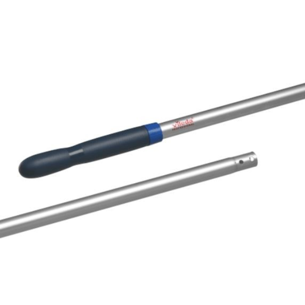 Avbildade är två sektioner av Vileda Professional Aluminiumstiel Clip blå - 150 cm. Den övre sektionen har ett ergonomiskt handtag med blått grepp och röd branding. Den nedre sektionen, tillverkad av Vileda GmbH, har två små hål för fastsättning och stöder fyrfärgssystemet.