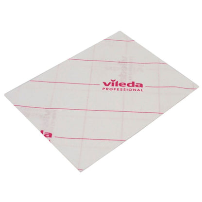 En vit Vileda Professional MicroOne mikrofiberduk med röda linjer och röd text 'Vileda Professional' erbjuder utmärkta rengöringsresultat och uppfyller strikta hygienstandarder. Den rektangulära duken med måtten 34 x 27 cm presenteras platt på en enfärgad bakgrund.
