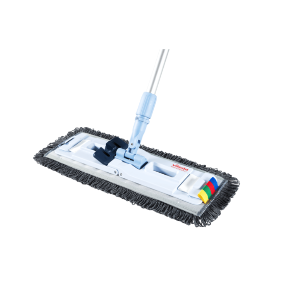 Vileda Professional UltraSpeed Pro r-MicroSpeed Max Mop från Vileda GmbH har ett rektangulärt mopphuvud med grå fransar och högkvalitativ mikrofiber-velourkonstruktion, som är fäst vid ett långt metallhandtag. Den har färgglada flikar för enkel organisering och det blå gångjärnet på handtaget möjliggör vinkeljustering.