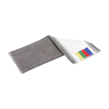 En delvis öppen grå tygväska avslöjar en genomskinlig hållare med fyra färgade fack i blått, gult, rött och grönt. Dess strukturerade yta påminner om designen av Vileda Professional SafeMop-moppen för säkerhetsgolv från Vileda GmbH och kombinerar funktionalitet med subtil elegans.