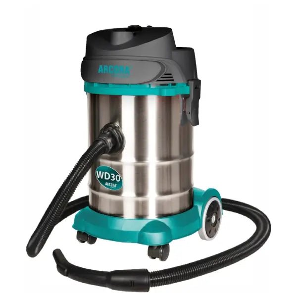Arcora Wd 30 från Arcora International GmbH är en kraftfull 30L våt-/torrdammsugare med rostfritt stålhölje, svart slang, gröna och svarta accenter, två stora bakhjul, två små framhjul och modellnumret WD30 på framsidan.