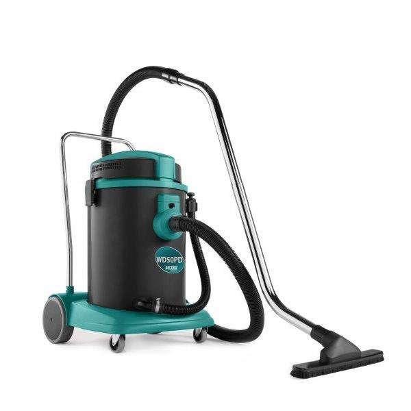 Arcora WD 50 PD våt- och torrdammsugare från Arcora International GmbH imponerar med flexibel slangledning, metallhandtag samt bred golvmunstycke på hjul - idealiskt för effektiv rengöring av olika ytor.