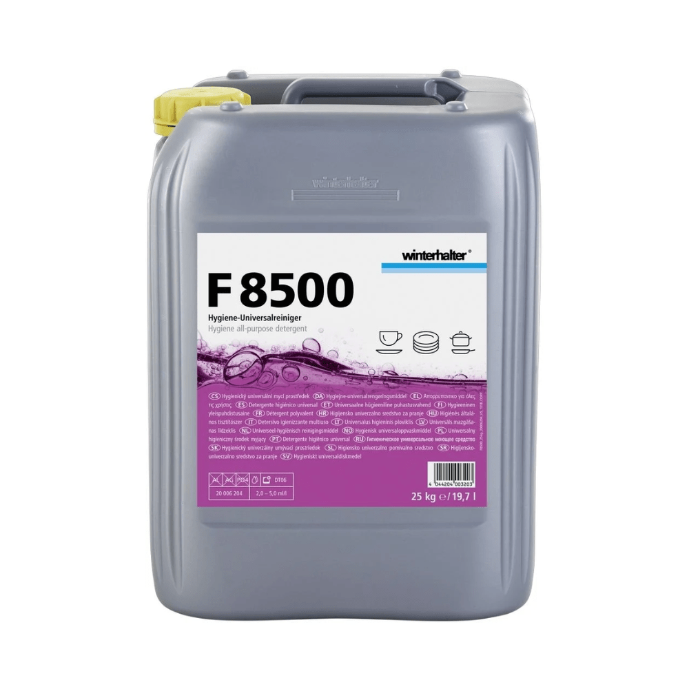 En stor grå behållare med gul lock och texten "Winterhalter F 8500 Disk Universell Rengöringsmedel 25 kg | 1 kg" visar lila grafik och redskapssymboler. Detta allrengöringsmedel utvecklat av Altruan avlägsnar effektivt envis smuts i kommersiella diskmaskiner.