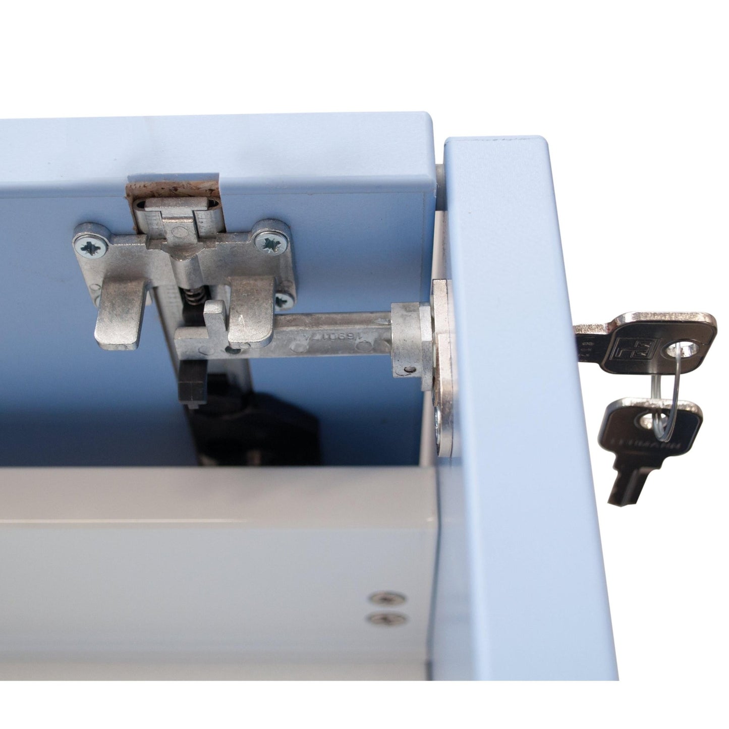 Närbild av ett Novocal-centrallås för alla utdrag från Novocal, med två nycklar i låset på en ljusblå metallåda. Den synliga låslisten och gångjärnet gör det idealiskt för att säkert låsa ditt skåp.