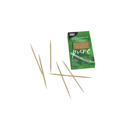 En liten grön låda med texten „PAPSTAR 'pure'“ och flera utspridda trä-tandpetare på vit bakgrund. Denna förpackning i bambudesign av miljövänlig kartong understryker att dessa trä-tandpetare från PAPSTAR GmbH är tillverkade av naturliga material.